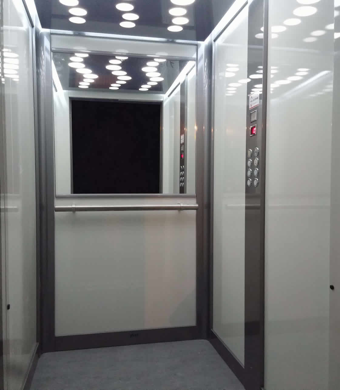 Piattaforma elevatrice mini ascensore 2 soluzioni economiche Montapersone per disabili